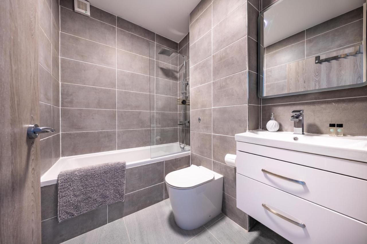 Ash View Place 4 -Heathrow - Thorpe Park - Free Parking Staines-upon-Thames Екстериор снимка