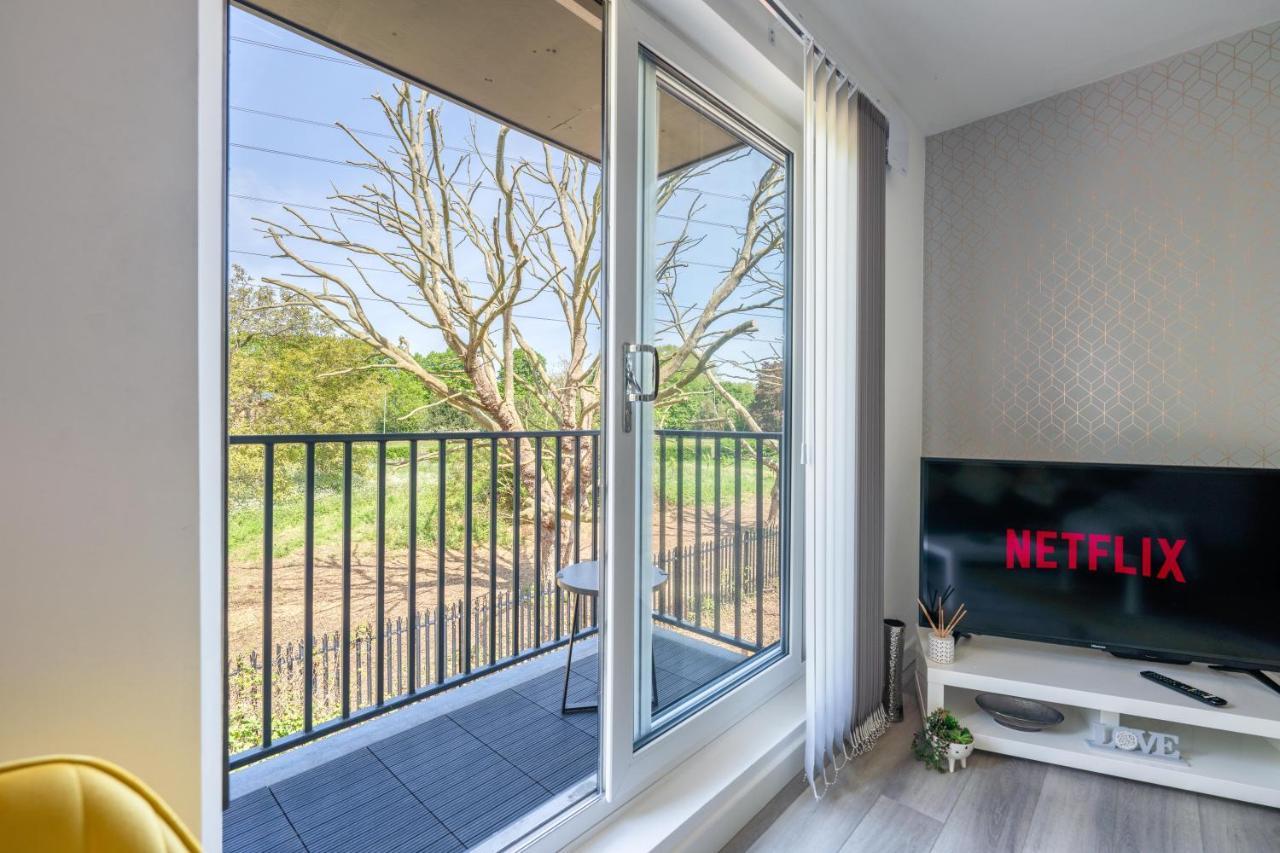Ash View Place 4 -Heathrow - Thorpe Park - Free Parking Staines-upon-Thames Екстериор снимка