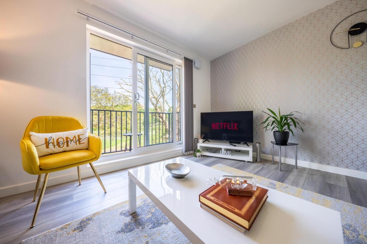Ash View Place 4 -Heathrow - Thorpe Park - Free Parking Staines-upon-Thames Екстериор снимка